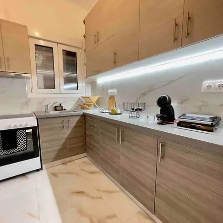 아파트 The Flat Next To The Metro