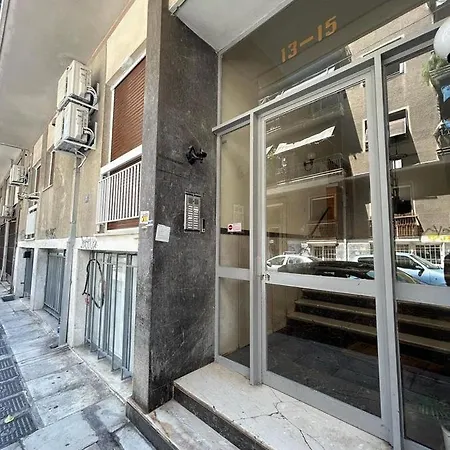 아파트 The Flat Next To The Metro